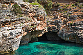 Höhle in der Bucht von Dafines, Halbinsel von Karaburun, im Meerespark Karaburun-Sazan, Vlore-Bucht, Albanien, Europa