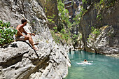 Baden im Fluss Vjosa (Vjose), Langarice-Schlucht, Albanien, Europa