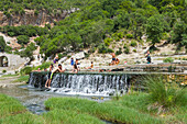 Heiße Quellen in der Langarice-Schlucht, Fluss Vjosa (Vjose), Albanien, Europa