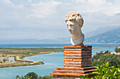 Kopie des Kopfes der Göttin von Butrint im Bereich der Akropolis der archäologischen Stätte von Butrint, Nationalpark Butrint, UNESCO-Weltkulturerbe, in der Nähe von Saranda, an der ionischen Küste, Albanien, Europa