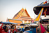 Tuk-Tuk vor dem Wat Pho in Bangkok, Thailand, Südostasien, Asien