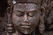 Detail der geschnitzten Fassade eines der Tempel im Angkor Wat-Komplex, UNESCO-Weltkulturerbe, Kambodscha, Indochina, Südostasien, Asien