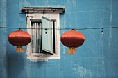 Ein Fenster und Laternen in George Town, Penang, Malaysia, Südostasien, Asien