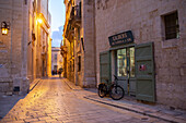 Abendansicht der Triq IL Villegaignon Straße in Mdina, Malta, Mittelmeer, Europa