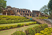 Garten am Eingang zu den Udayagiri- und Khandagiri-Höhlen, die auf über 100 Jahre v. Chr. zurückgehen und als religiöse Rückzugsorte für Jains in den Berg gemeißelt wurden, Bhubaneswar, Odisha, Indien, Asien