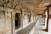 Mönchszellen in den Felsen der Udayagiri- und Khandagiri-Höhlen, die auf über 100 Jahre v. Chr. zurückgehen und als religiöse Zufluchtsorte für Jain-Anhänger errichtet wurden, Bhubaneswar, Odisha, Indien, Asien