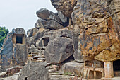 Mönchszellen in den Felsen der Udayagiri- und Khandagiri-Höhlen, die auf über 100 Jahre v. Chr. zurückgehen und als religiöse Zufluchtsorte für Jain-Anhänger errichtet wurden, Bhubaneswar, Odisha, Indien, Asien