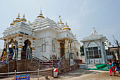 Der auf einem Hügel gelegene Digambara Jain-Tempel steht über dem Udayagiri- und Khandagiri-Höhlenkomplex, der auf über 100 Jahre v. Chr. zurückgeht, Bhubaneswar, Odisha, Indien, Asien