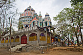 Der farbenfrohe Dewri Mandir-Tempel aus dem 14. Jahrhundert, der der hinduistischen Muttergöttin Durga geweiht ist, Ranchi, Jharkhand, Indien, Asien