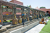 Antike Votivstupas säumen den Chankramana-Gang neben der alten Nordwand des buddhistischen Mahabodhi-Mahabihara-Tempels (Großer Stupa), Bodh Gaya, UNESCO-Welterbe, Bihar, Indien, Asien