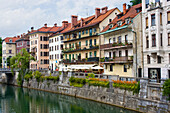 Die Uferpromenade entlang des Flusses Ljubljanica, die zum Stadtzentrum führt, Ljubljana, Slowenien, Europa