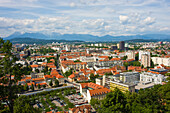 Ein Luftbild der Stadt vom Burgberg aus, Ljubljana, Slowenien, Europa