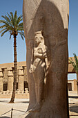 Statue der Nefertari am Sockel der Statue von Ramses II., Karnak-Tempelkomplex, UNESCO-Welterbe, Luxor, Ägypten, Nordafrika, Afrika