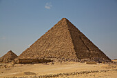 Mann auf Kamel, Pyramide des Menkaure im Hintergrund, Pyramidenkomplex von Gizeh, UNESCO-Welterbe, Gizeh, Ägypten, Nordafrika, Afrika