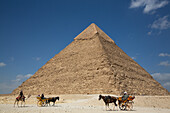 Touristen in einer Pferdekutsche, im Hintergrund die Chephren-Pyramide, Pyramidenkomplex von Gizeh, UNESCO-Welterbe, Gizeh, Ägypten, Nordafrika, Afrika