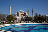 Große Moschee Hagia Sophia, 537 n. Chr., Brunnen am Sultanahmet-Platz im Vordergrund, UNESCO-Weltkulturerbe, Sultanahmet, Istanbul, Türkei, Europa