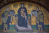 Mosaik, Kaiser Justinian links, die Jungfrau mit dem Kind in der Mitte, Kaiser Konstantin rechts, Orea Porta (Vestibül-Tor), Große Moschee Hagia Sophia, 537 n. Chr., UNESCO-Weltkulturerbe, Sultanahmet, Istanbul, Türkei, Europa