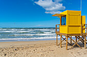 Blick auf Rettungsschwimmer-Wachturm an der Playa de Palma, S'Arenal, Palma, Mallorca, Balearen, Spanien, Mittelmeer, Europa