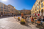 Blick auf Menschen beim Essen im Freien auf dem Placa Mayor, Palma de Mallorca, Mallorca, Balearen, Spanien, Mittelmeer, Europa