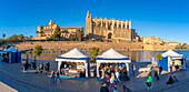 Blick auf die Kathedrale-BasA?lica de Santa MarA?a de Mallorca und die Kunsthandwerkerstände am Passeig MarA?time, Palma de Mallorca, Mallorca, Balearen, Spanien, Europa