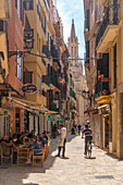 Blick auf Cafés, Geschäfte und Einkäufer in einer schmalen Straße, Palma de Mallorca, Mallorca, Balearen, Spanien, Mittelmeer, Europa