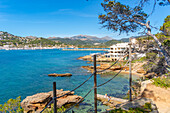 Blick auf die felsige Küste und das Meer in Port d'Andratx, Mallorca, Balearen, Spanien, Mittelmeer, Europa