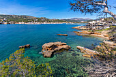 Blick auf die felsige Küste und das Meer bei Port d'Andratx, Mallorca, Balearen, Spanien, Mittelmeer, Europa