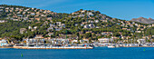 Blick auf Villen, Häuser und Appartements mit Blick auf den Yachthafen von Port d'Andratx, Mallorca, Balearen, Spanien, Mittelmeer, Europa