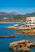 Blick auf die felsige Küste und das Meer bei Port d'Andratx, Mallorca, Balearen, Spanien, Mittelmeer, Europa