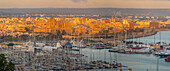 Blick auf die Skyline von Palma und die Kathedrale vom Castell de Bellver bei Sonnenuntergang, Mallorca, Balearen, Spanien, Mittelmeer, Europa