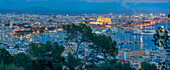 Blick auf die Skyline von Palma und die Kathedrale vom Castell de Bellver aus in der Abenddämmerung, Mallorca, Balearen, Spanien, Mittelmeer, Europa