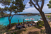 Blick auf die Landzunge vom Restaurant im Parc de Portocristo, Porto Cristo, Mallorca, Balearen, Spanien, Mittelmeer, Europa