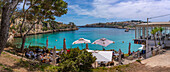 Blick auf die Landzunge vom Restaurant im Parc de Portocristo, Porto Cristo, Mallorca, Balearen, Spanien, Mittelmeer, Europa