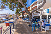 Blick auf Restaurants im Hafen von Cala Rajada, Mallorca, Balearen, Spanien, Mittelmeer, Europa