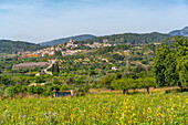 Blick auf die auf einem Hügel gelegene Stadt Selva, Mallorca, Balearen, Spanien, Mittelmeer, Europa