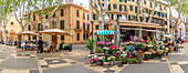 Blick auf einen Blumenstand und ein Café auf der von Bäumen gesäumten La Rambla in Palma, Palma de Mallorca, Mallorca, Balearen, Spanien, Mittelmeer, Europa