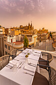 View of Catedral-BasA?lica de Santa MarA?a de Mallorca and rooftop restaurant table, Palma de Mallorca, Majorca, Balearic Islands, Spain, Mediterranean, Europe