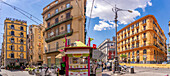 Blick auf Geschäfte und Architektur auf dem Corso Umberto I, Neapel, Kampanien, Italien, Europa