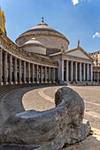 Blick auf Skulptur und Piazza del Plebiscito, historisches Zentrum, UNESCO-Weltkulturerbe, Neapel, Kampanien, Italien, Europa