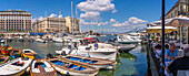 Blick auf Boote im Hafen, Restaurants von der Burg Ovo, Neapel, Kampanien, Italien, Europa