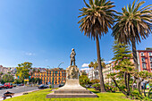 Blick auf die Statue von Giovanni Nicotera auf der Piazza della Vittoria, Neapel, Kampanien, Italien, Europa