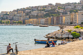 Blick auf pastellfarbene Architektur an der Uferpromenade der Via Francesco Caracciolo, Neapel, Kampanien, Italien, Europa