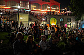 Heißluftballons, die während des Johannisfestes in Porto (Festa de Sao Joao do Porto) in der Nacht des 23. Juni (Johannisnacht) in der Stadt Porto, Portugal, starten