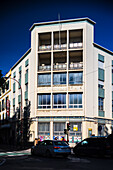 Ein moderner Blick auf das ehemalige Correos-Gebäude in Triana, Sevilla, Espana. Aufgenommen bei Tageslicht mit Straßenverkehr.