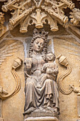 Nahaufnahme einer exquisiten Steinskulptur einer Madonna mit Kind an der Fassade der Kathedrale Saint Corentin, Quimper, Bretagne, Frankreich.