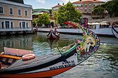 Bootsfahrt durch die Kanäle in einem farbenfrohen, traditionellen Moliceiro-Boot, Aveiro, Portugal