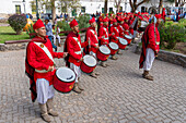 Die Band der Infernales de Guemes, 5. Gebirgsjägerregiment, spielt auf einem Fest in Cachi, Argentinien. Die Uniformen sind denen nachempfunden, die die ursprüngliche Gaucho-Miliz von General Guemes im Jahr 1815 trug.