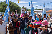 Gemeindemitglieder tragen religiöse Statuen und Ikonen bei der Prozession am St. Josephs-Tag in Cachi, Argentinien.