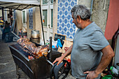 Traditionelles gebratenes Schweinefleischsandwich beim Fest des Heiligen Johannes von Porto (Festa de Sao Joao do Porto ) während der Mittsommernacht am 23. Juni (Johannisnacht) in der Stadt Porto, Portugal