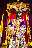 Statue von Nuestro Padre Jesus Nazareno aus dem 17. Jahrhundert, ausgestellt während der Semana Santa in Sevilla, Spanien.